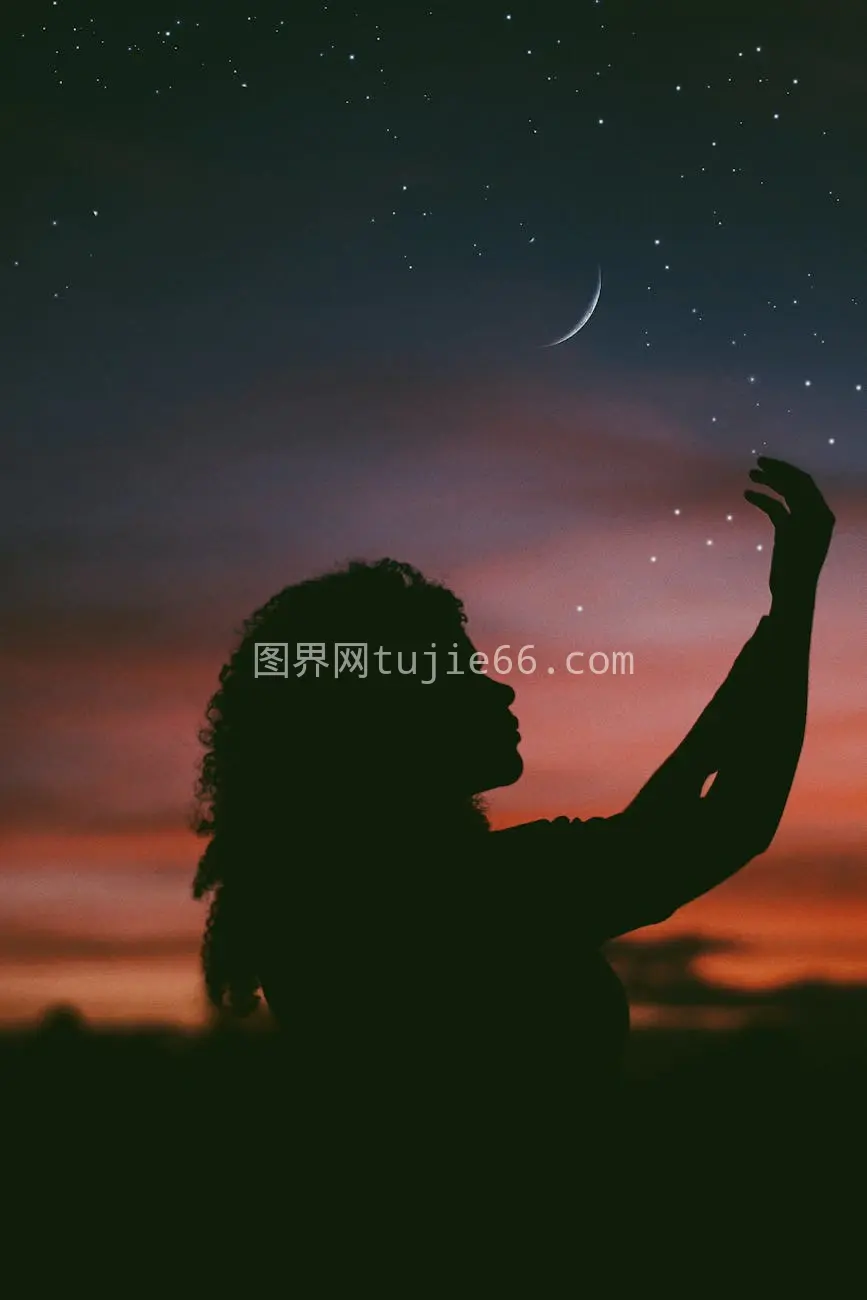 女性剪影黄昏望月惊叹星空图片