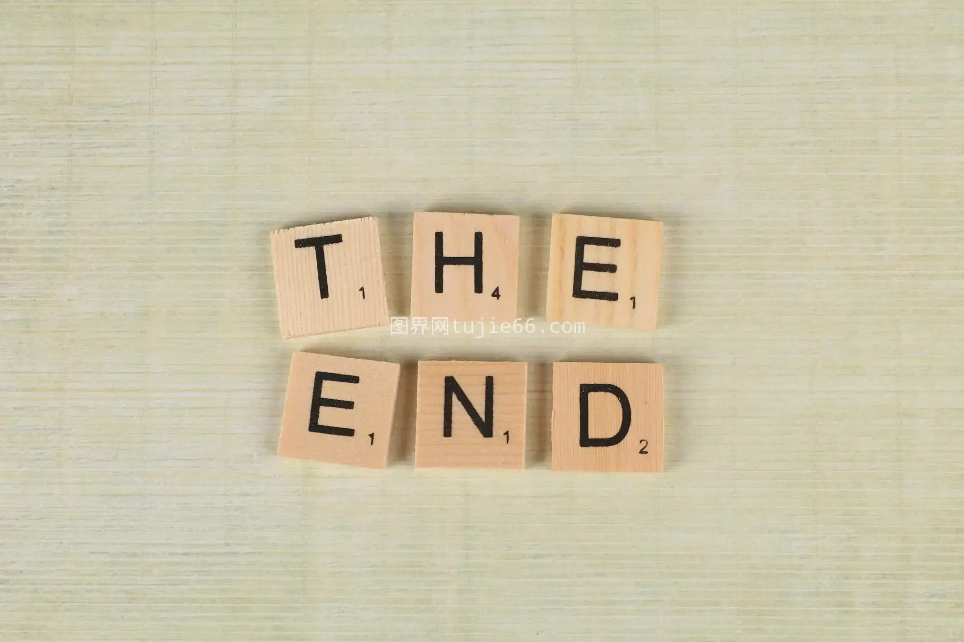 Scrabble字母拼'The End'木质背景创意图图片