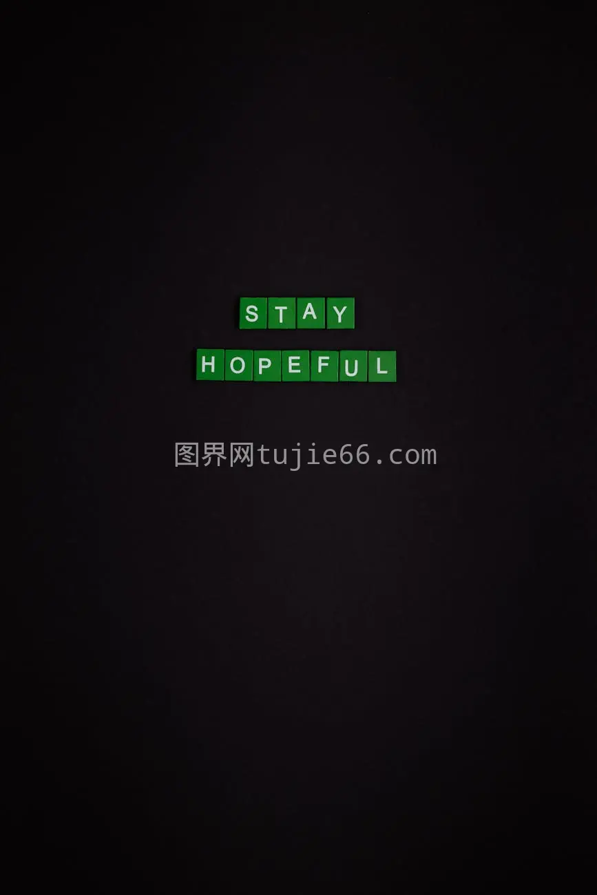 黑色背景绿色瓷砖StayHopeful简约鼓舞人心图片