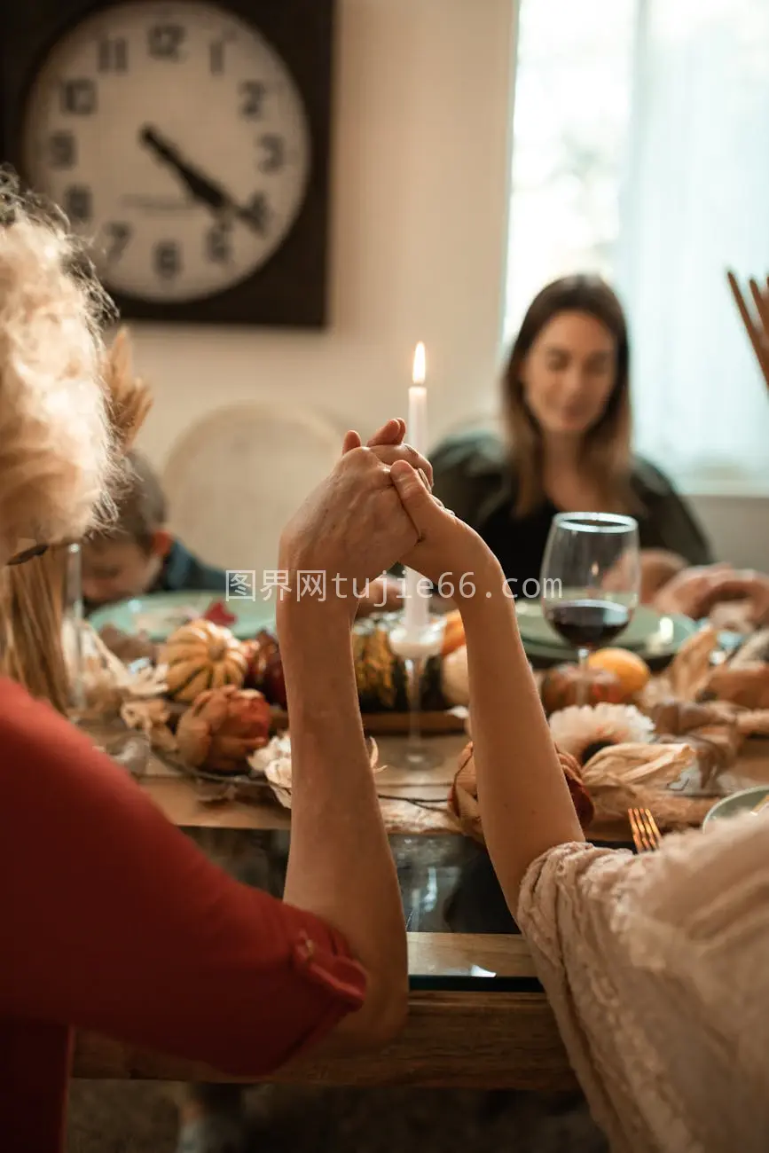 家庭感恩节祈祷秋装晚餐图片