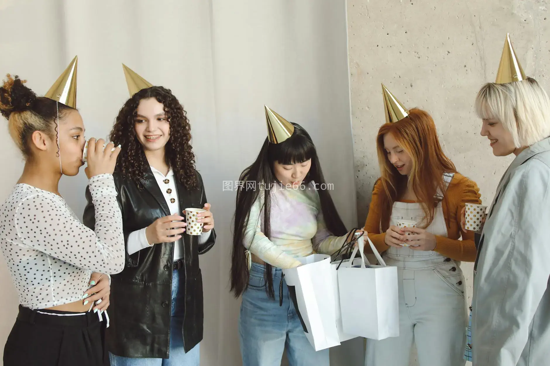 室内派对帽庆祝年轻女性图片