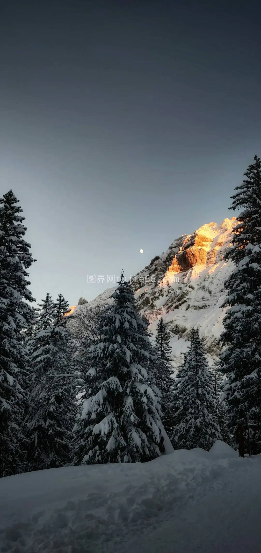 雪覆山峰白昼景图片