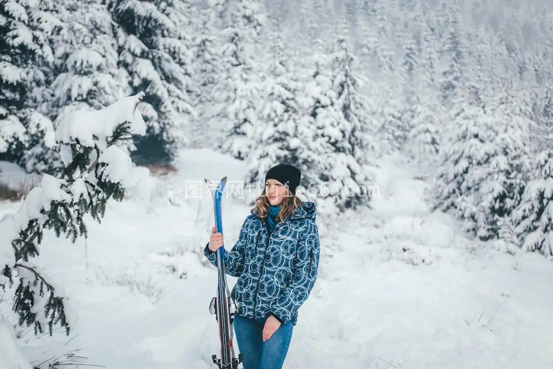 冬日山丘女性滑雪板图片