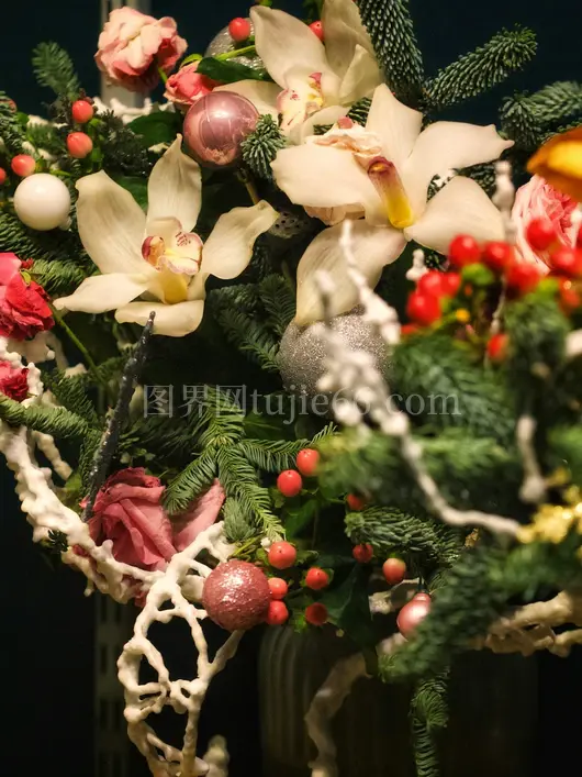 花瓶盛多种花朵
