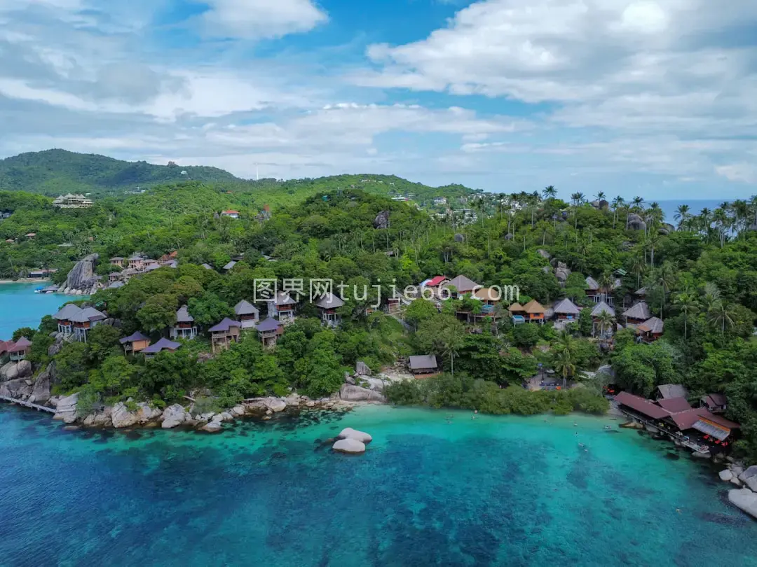 空中俯瞰热带岛海景图片