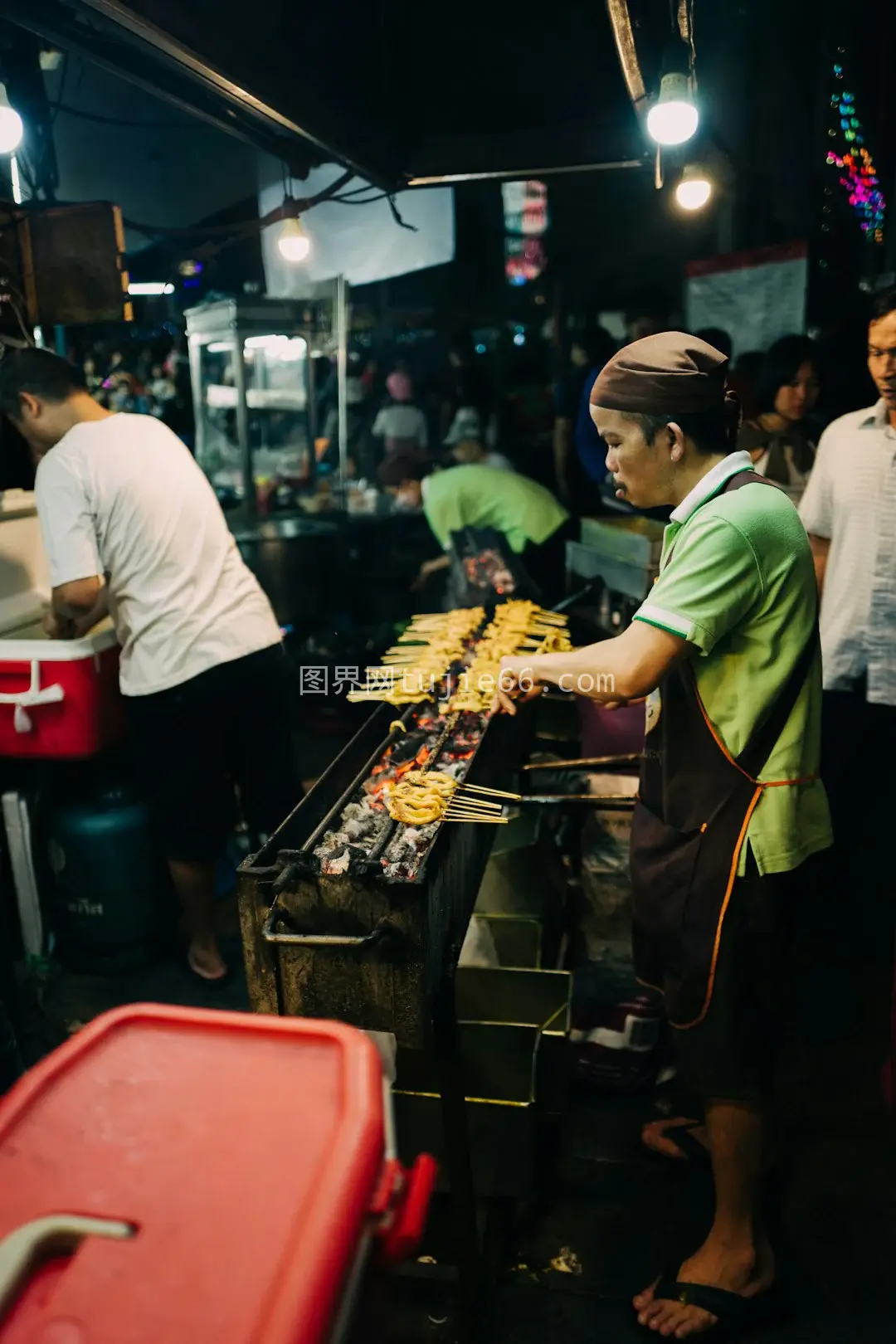 夜色户外男士烧烤美食图片