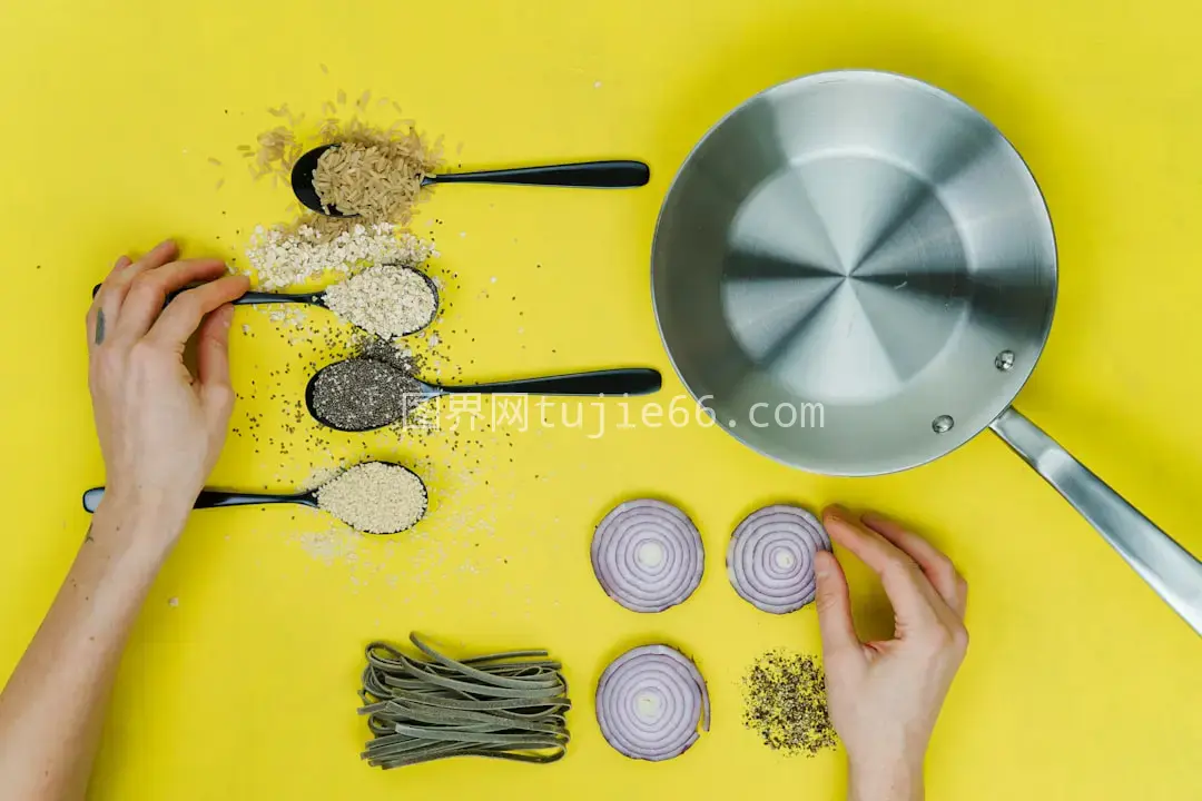 煎锅调料蔬菜平铺摄影美图图片