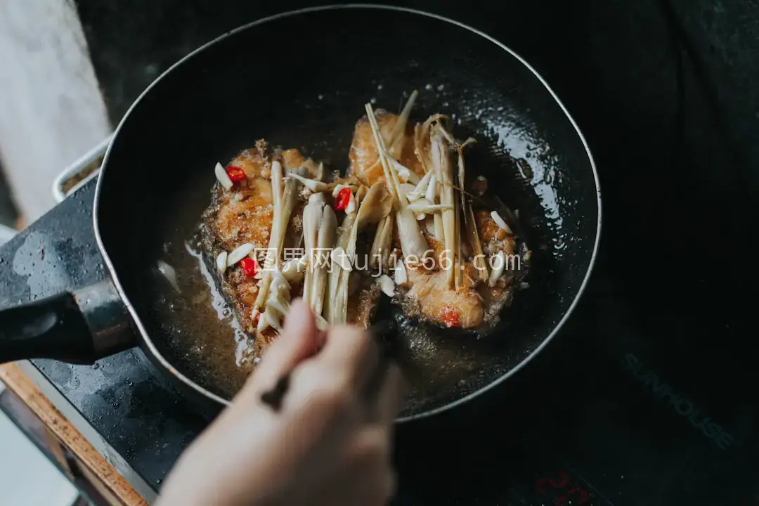 人物手持黑瓷碗美食图图片