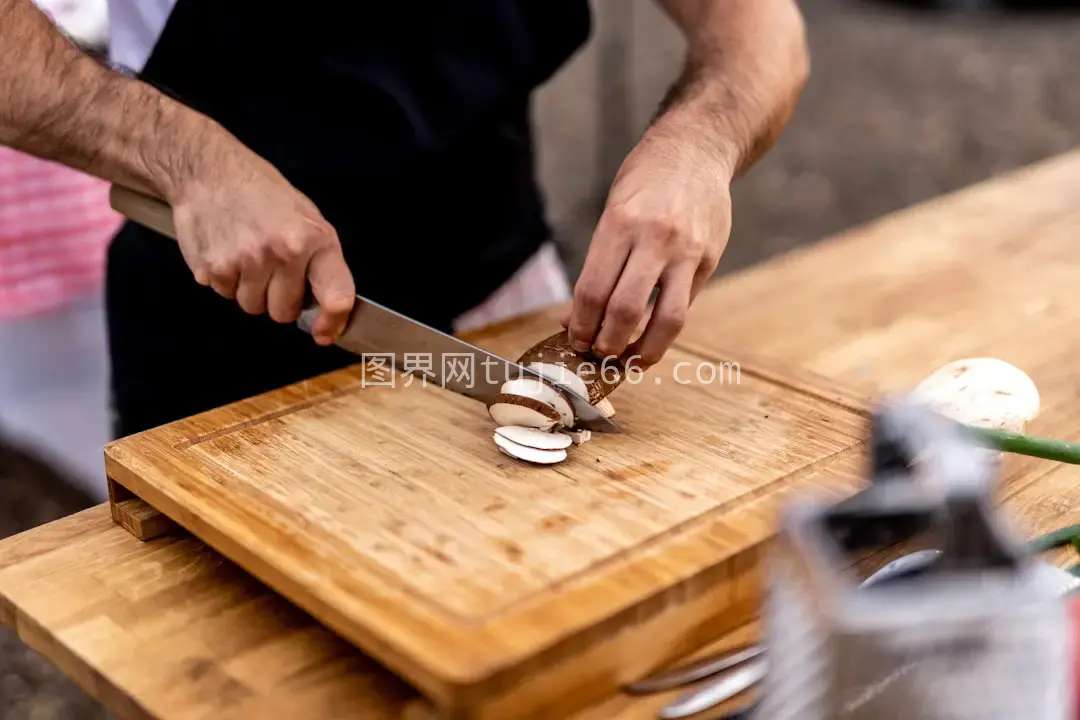 男子切菜板切洋葱动作图片