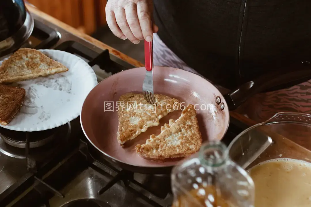 手持不锈钢碗装米饭的人物特写图片