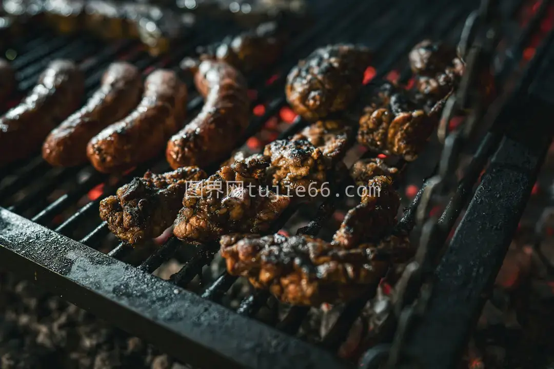 烧烤架上美食烹饪多味纷呈图片