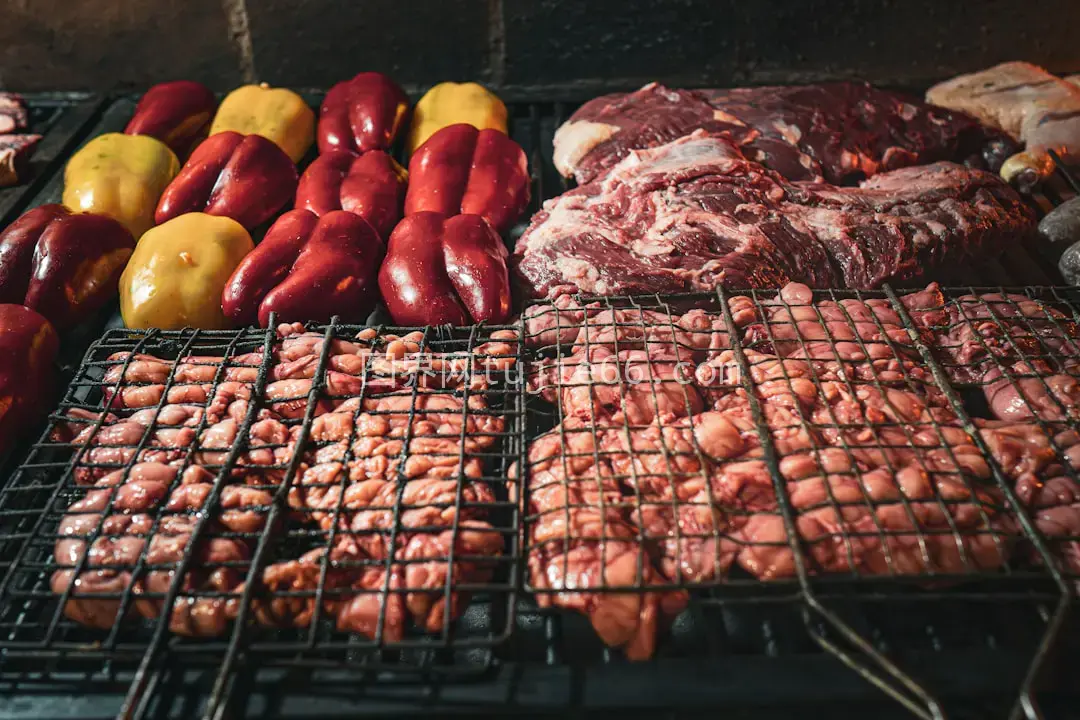 烤架肉类蔬菜烹饪场景图片