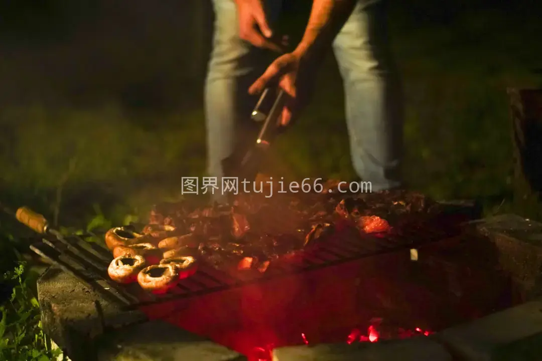 男子烧烤烹饪食物图片