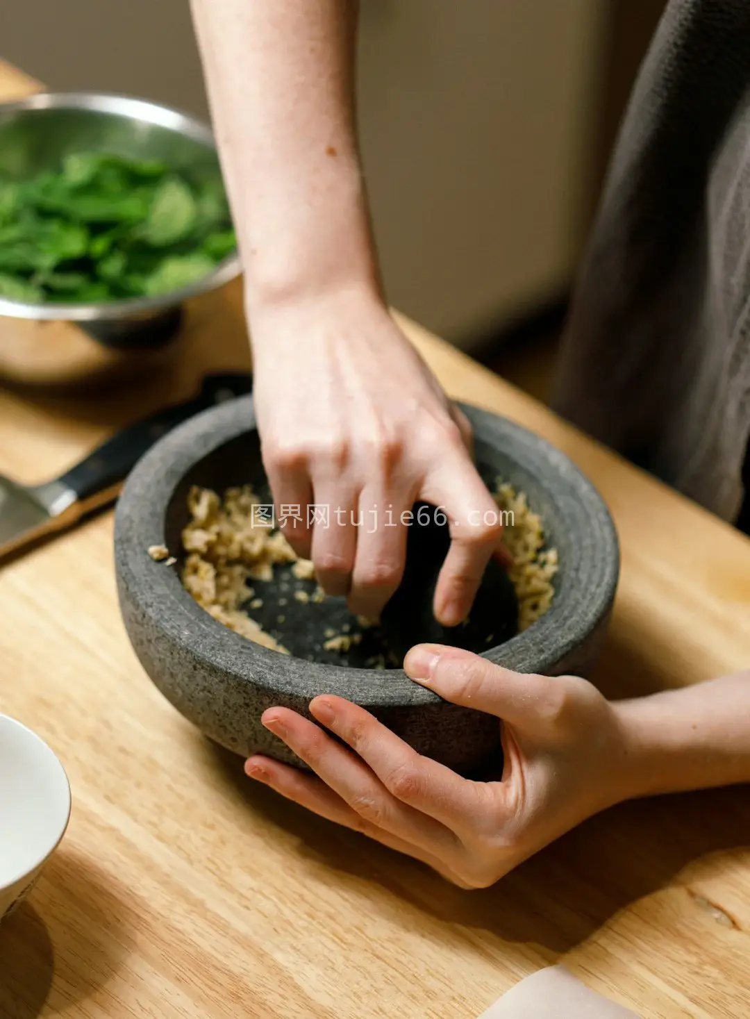 人物碗餐桌美食图片