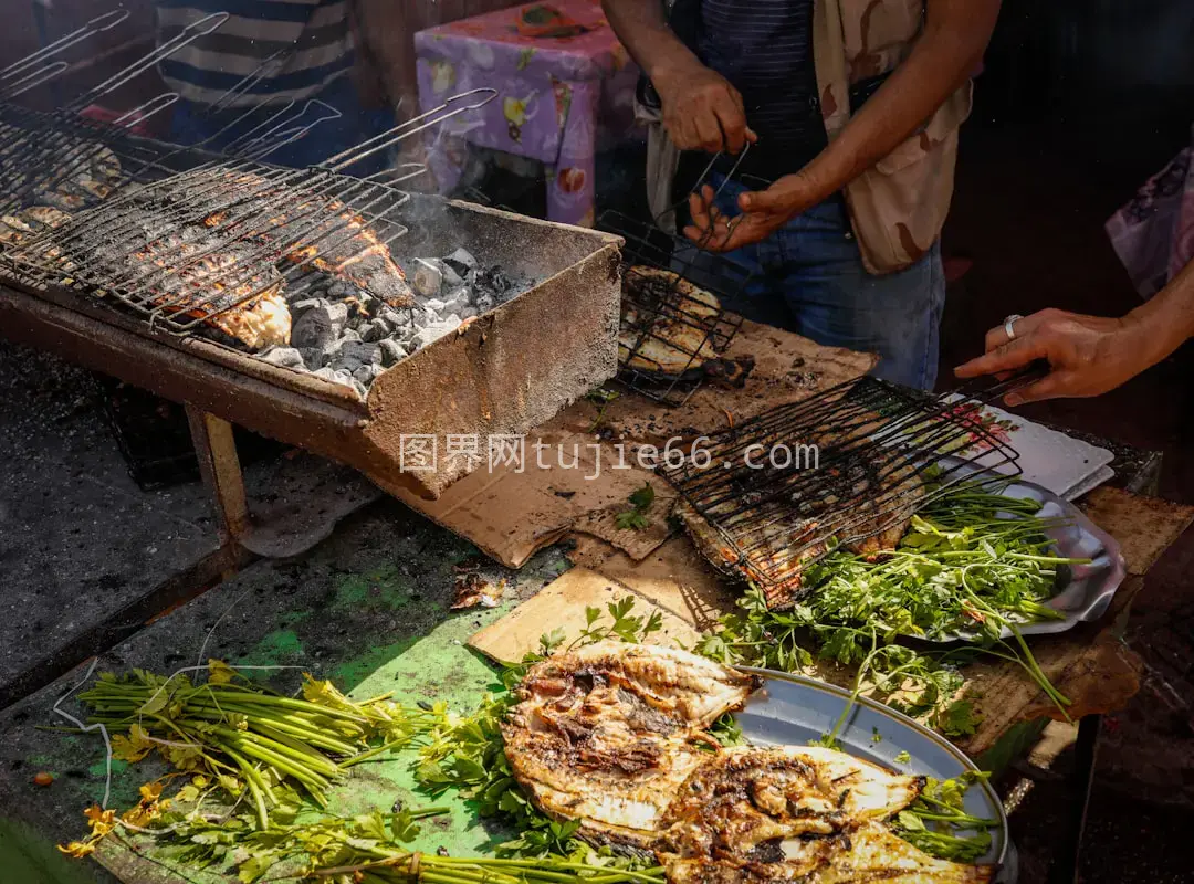 男子桌旁烧烤美食图片