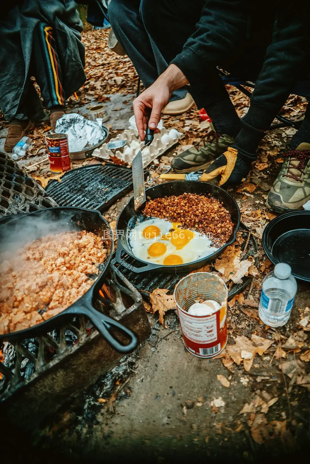 烤架上烹饪美食的人图片