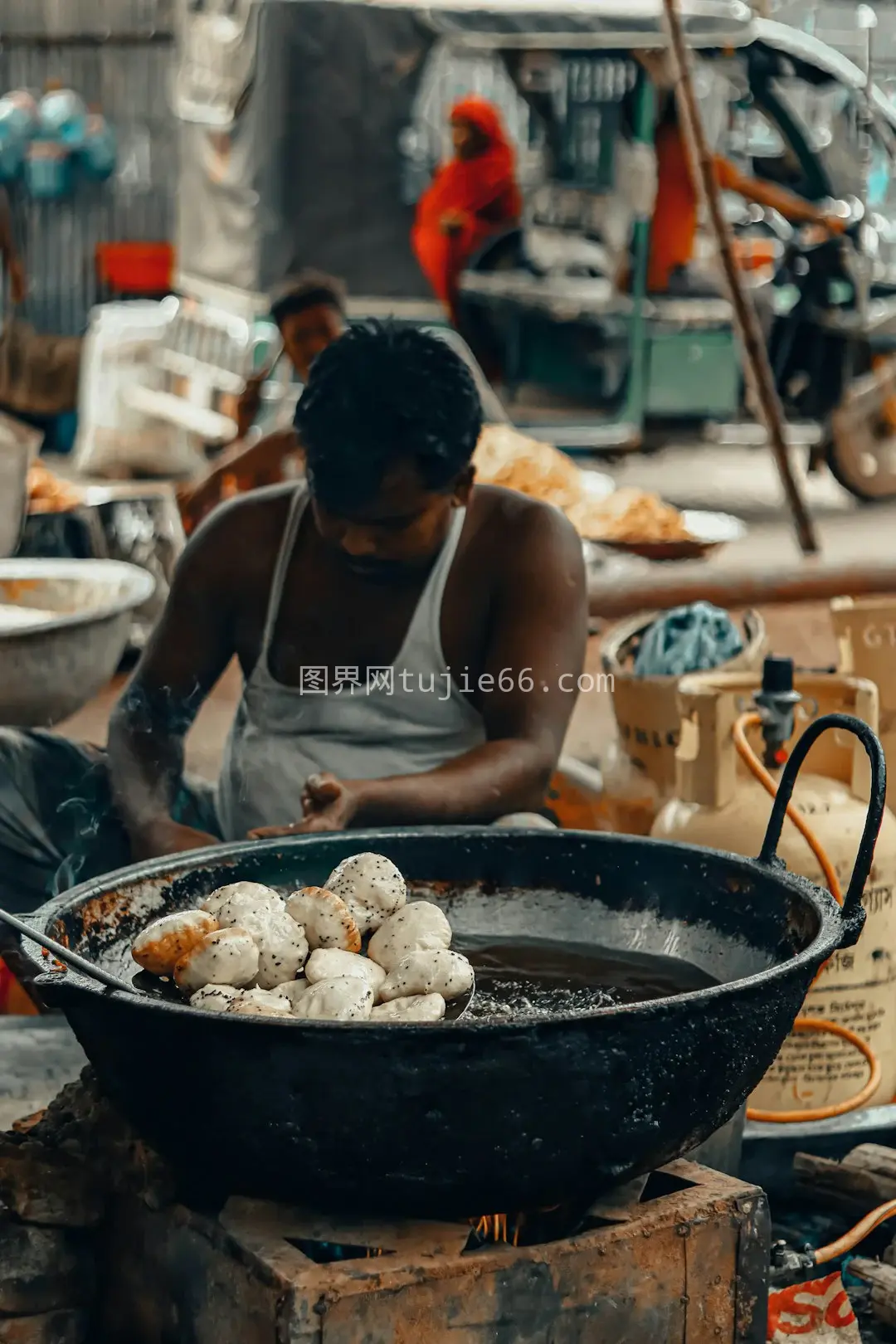 女士大锅烹饪美食图片