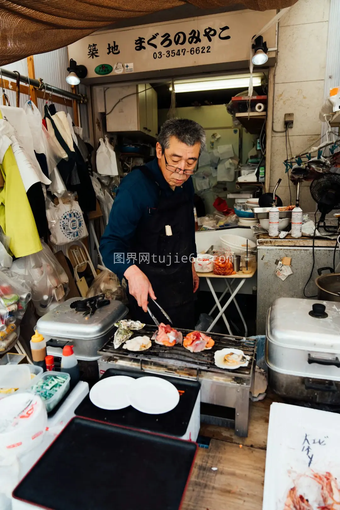 男子厨房烤架烹饪美食图片