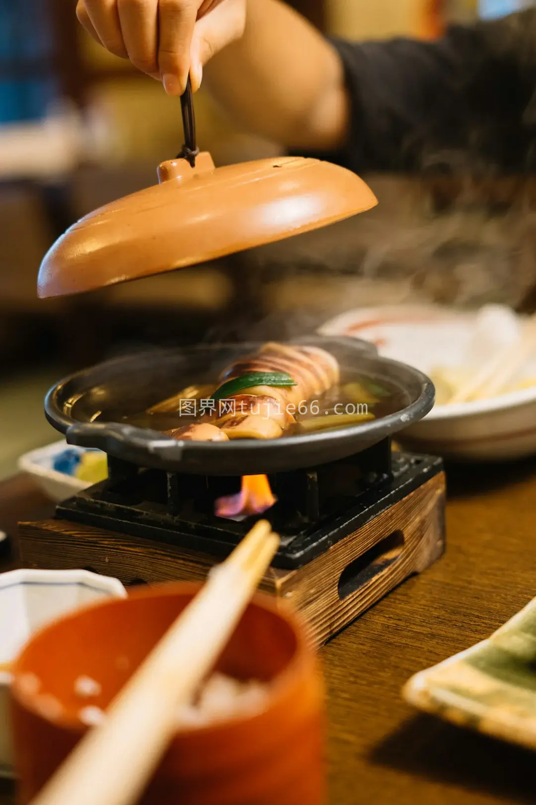 男士烹饪佳肴瞬间图片