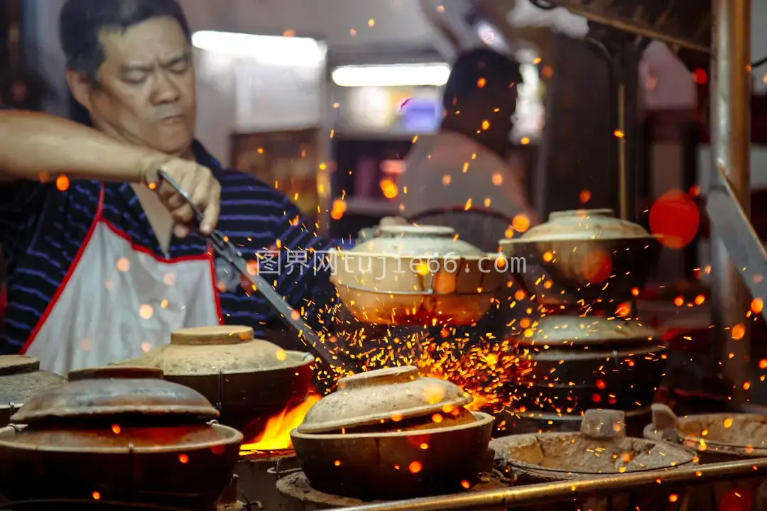 男子烹饪持夹图片