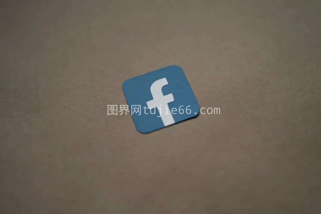 棕色背景下的蓝色白色Facebook标志图片