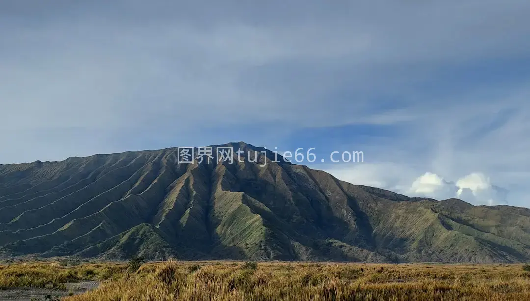 草地映衬山峰景致图片