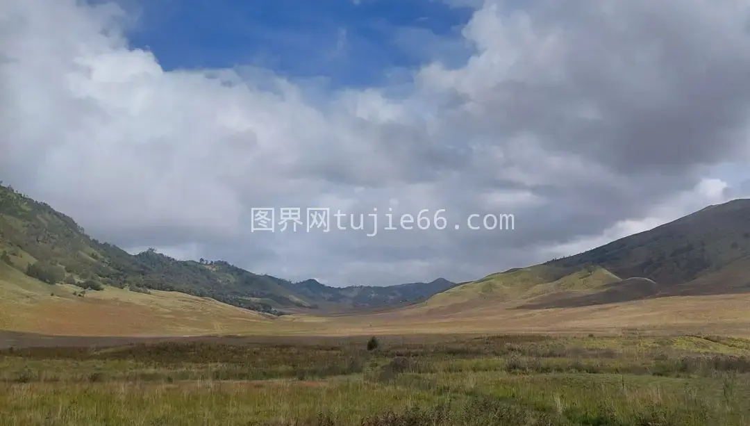 草地背景山丘风光图片