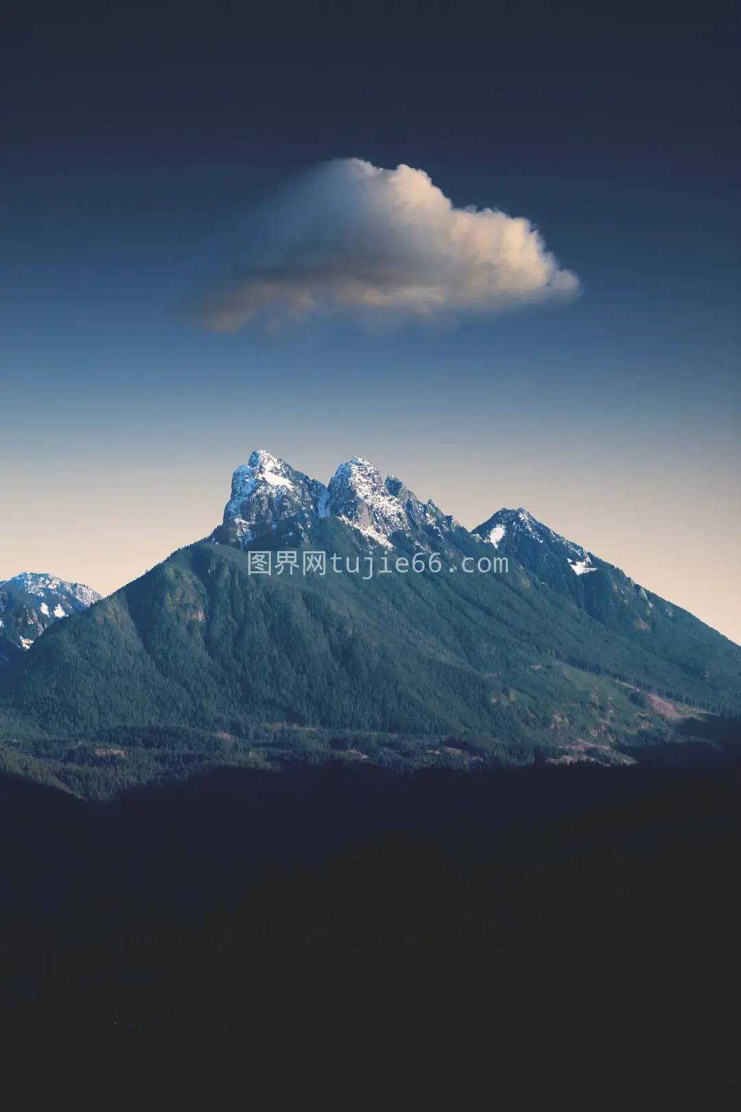 白云青山白昼景图片