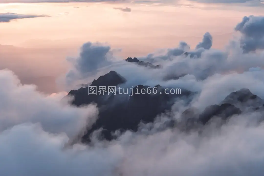 云雾缭绕山景美图片