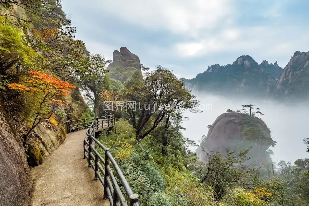 空山桥影映苍穹图片