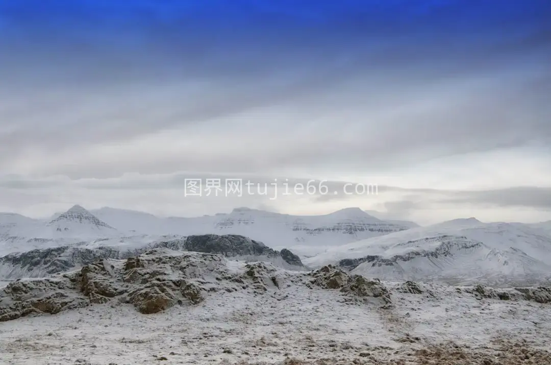 雪山映衬白昼美图片