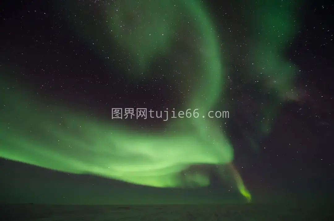 夜空奇观 绿色北极光映衬夜幕图片