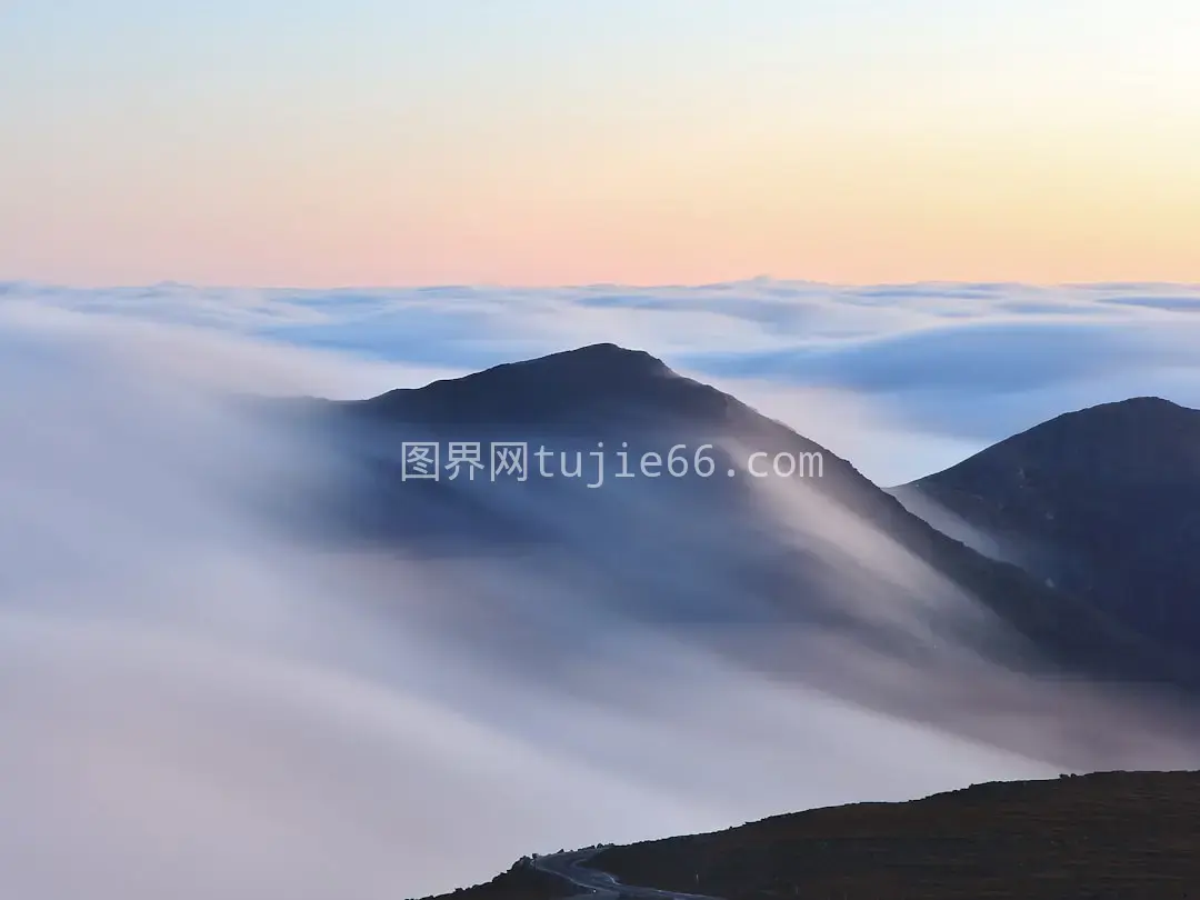 白日云盖黑山景致图片