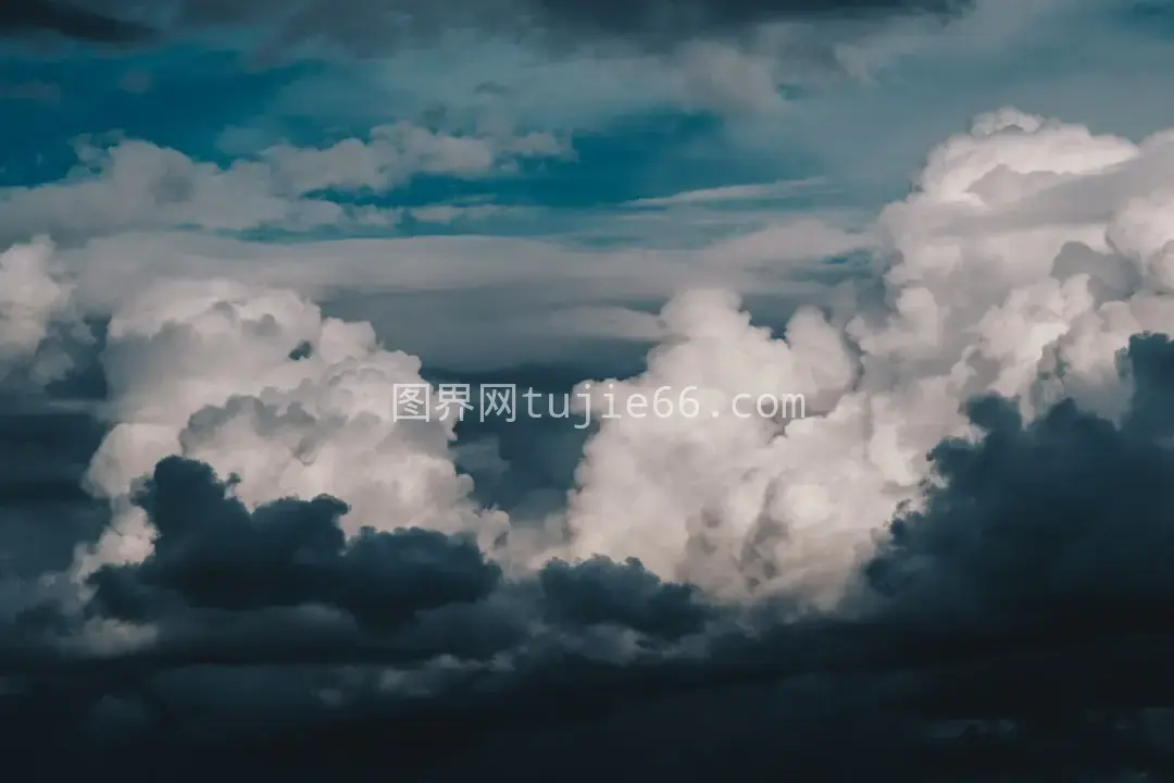 白云映衬下的宁静天空图片