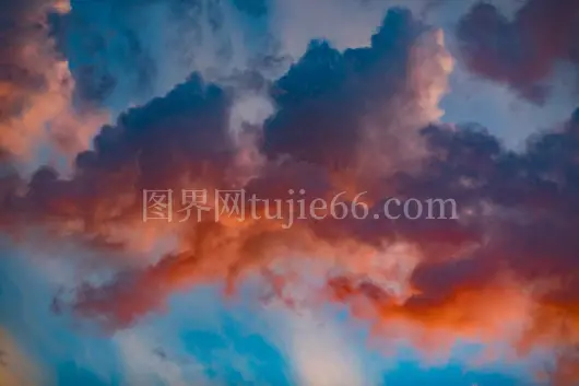 蓝红交织云彩图