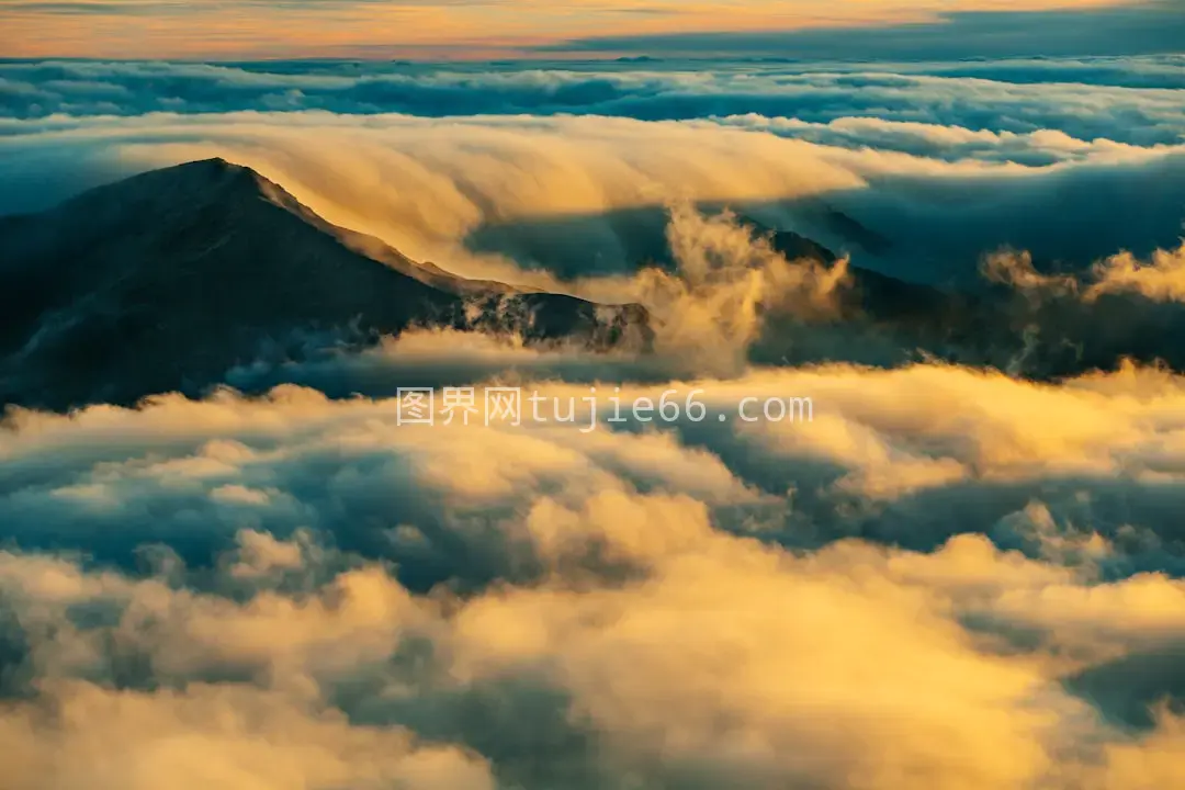 云雾缭绕的山峰美景图片