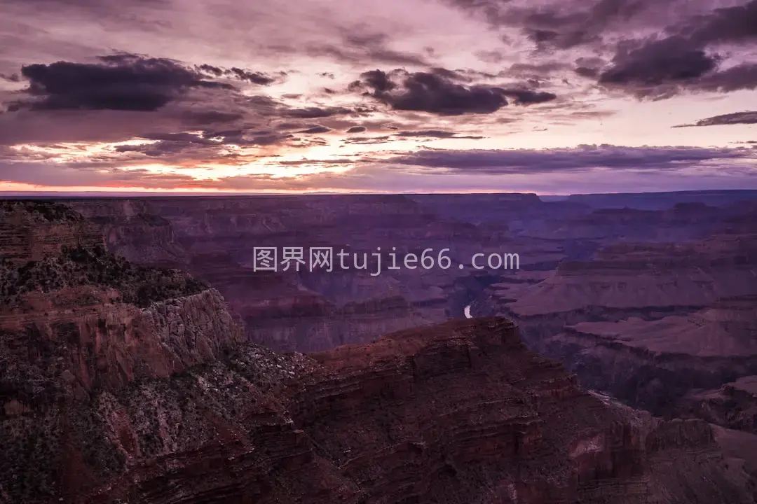 高空俯瞰山脉，蓝天白云映衬图片