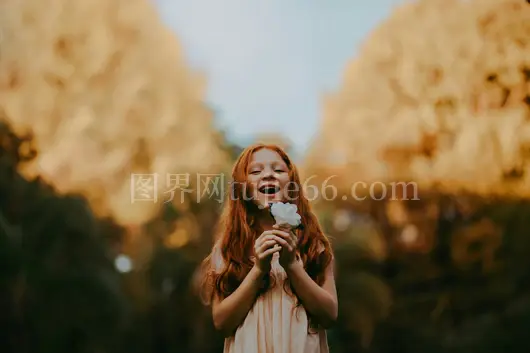 红发女孩户外赏花微笑