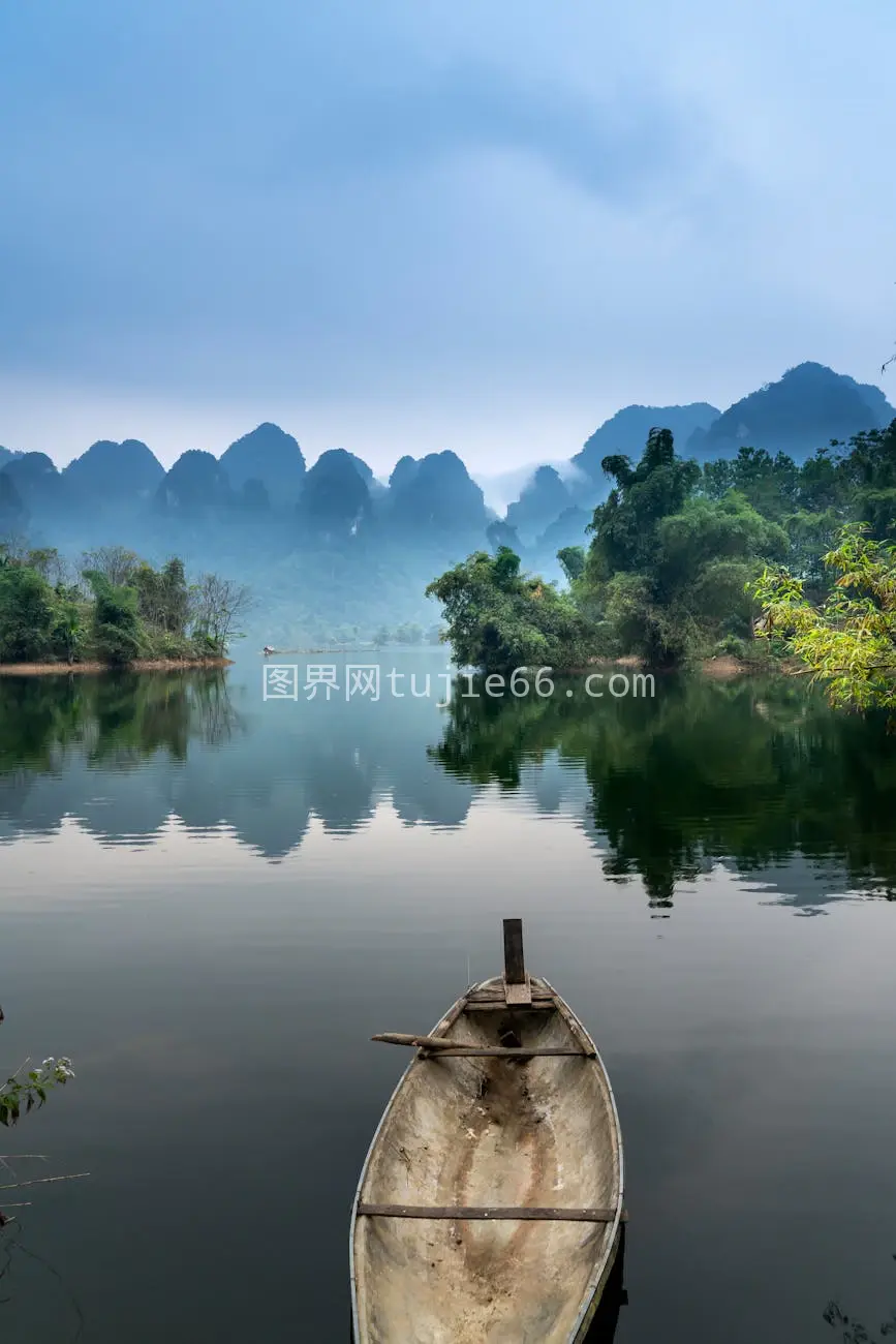 河流山峦绿意盎然自然之境图片