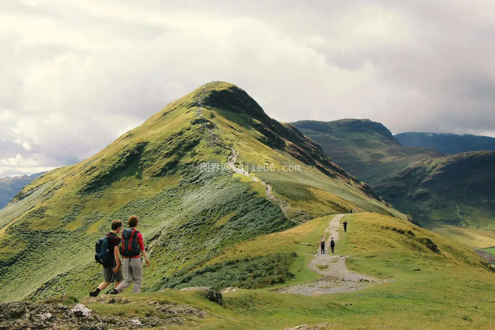 英格兰湖区徒步旅行山脊美景图片