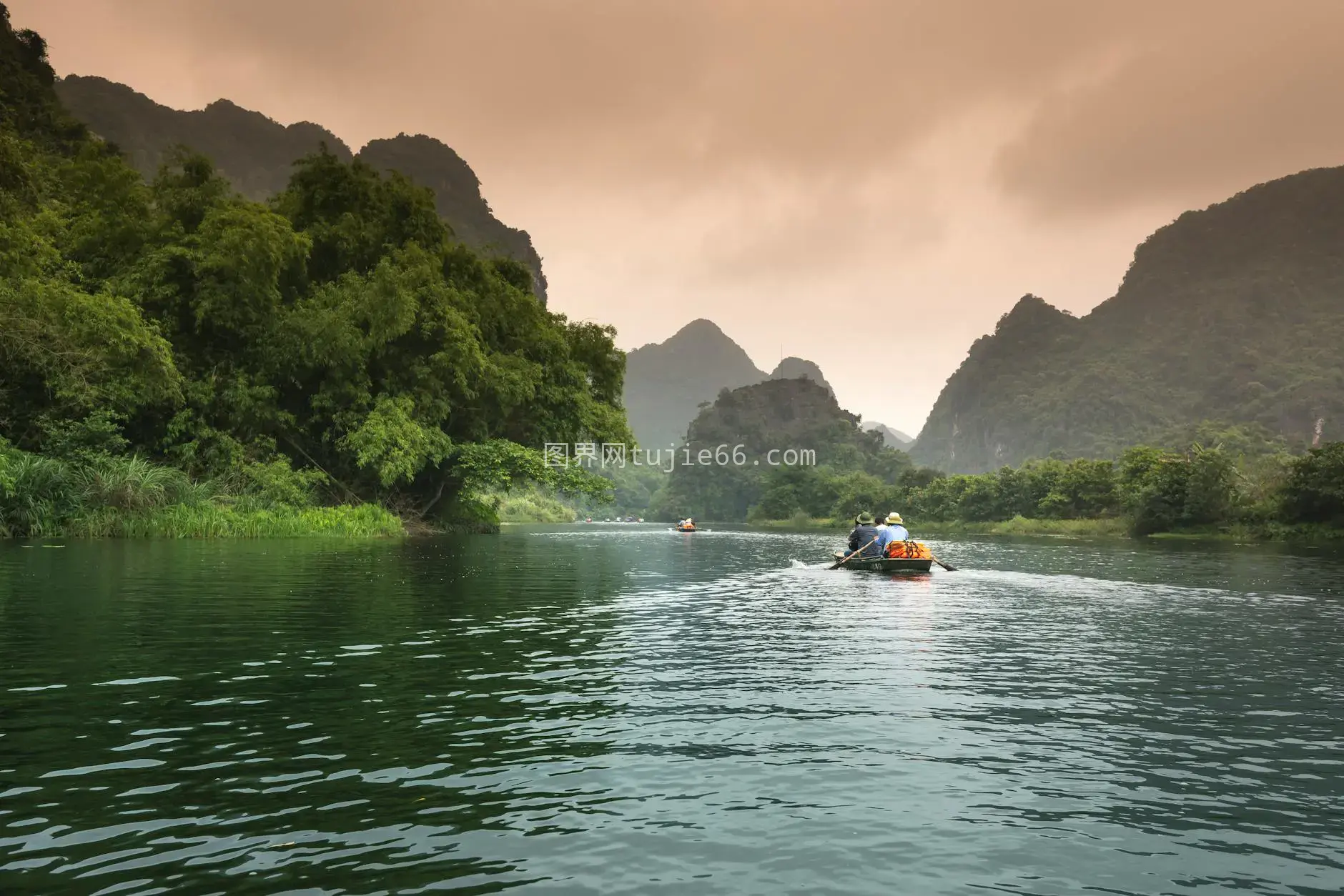 宁静河畔划翠峦图片