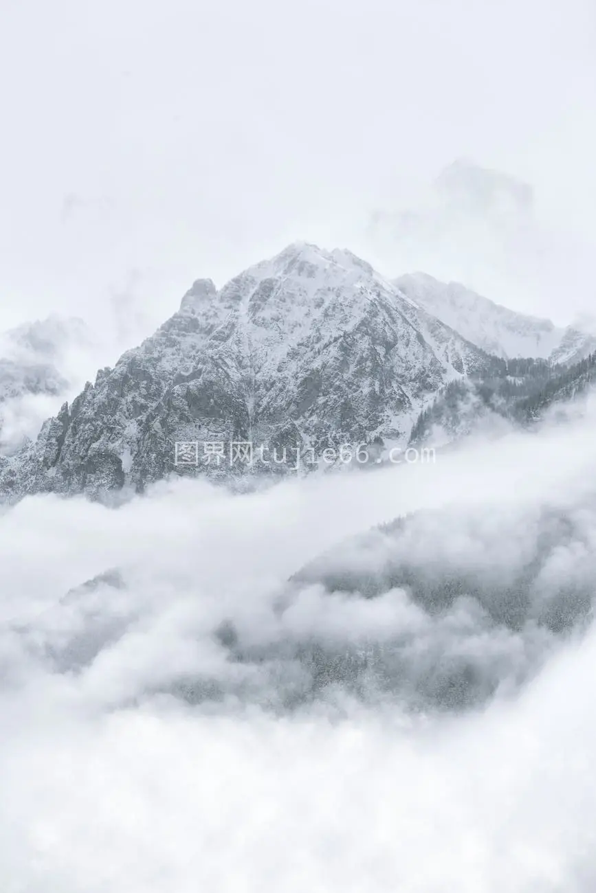 冬季雪峰雾景图片