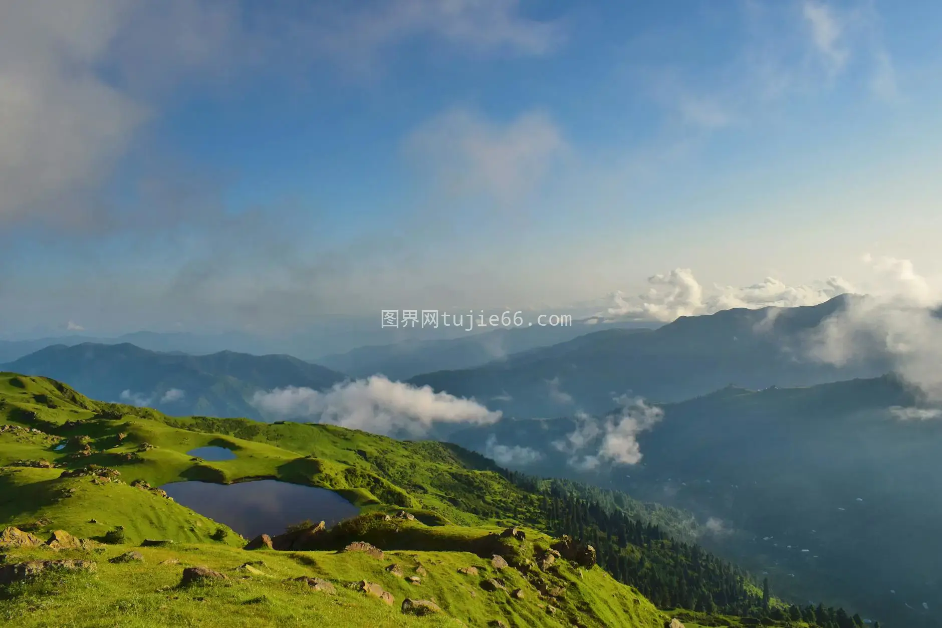 巴基斯坦伊斯兰堡夏日绿丘雾山图片