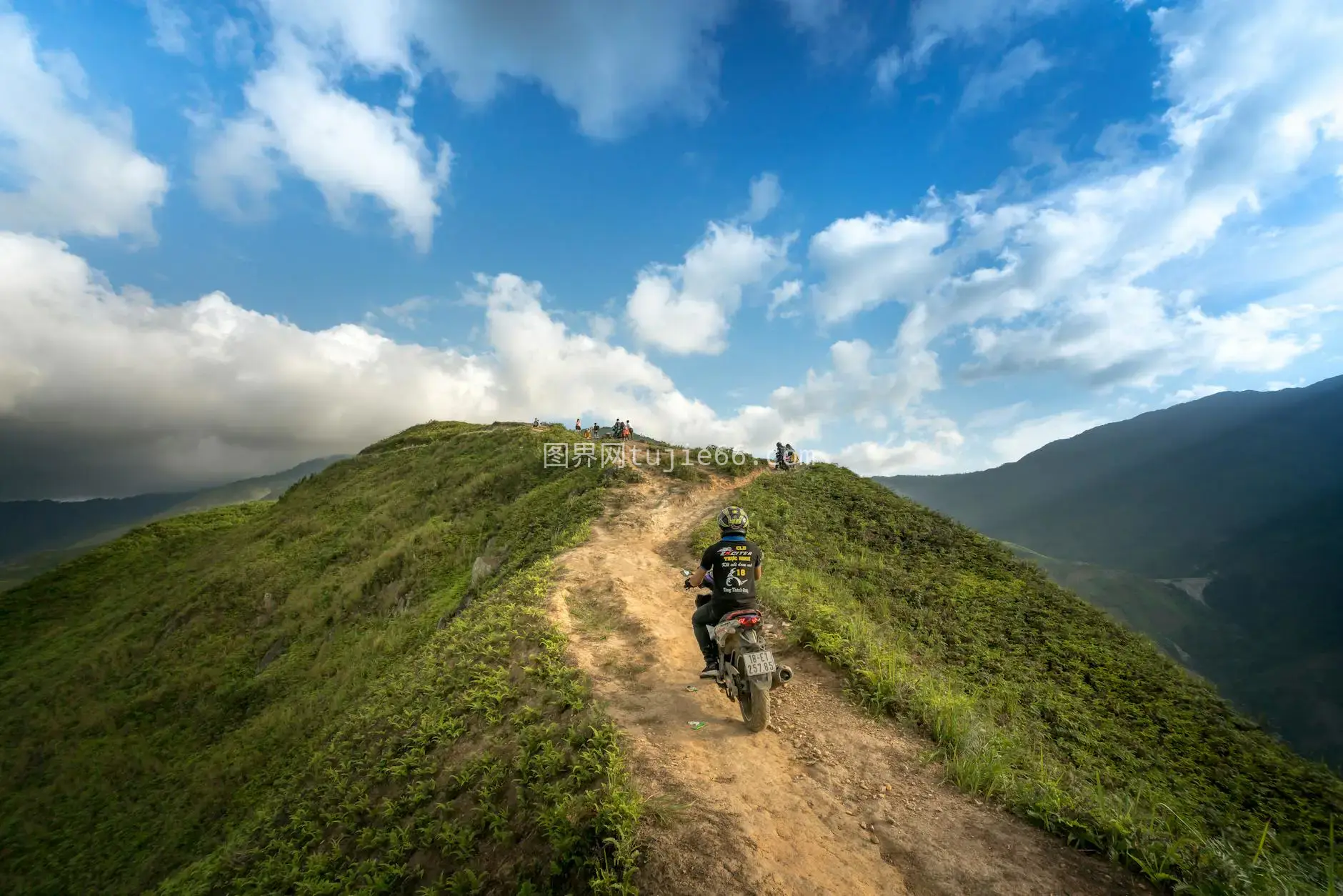 夏日蓝天山路冒险骑行图片