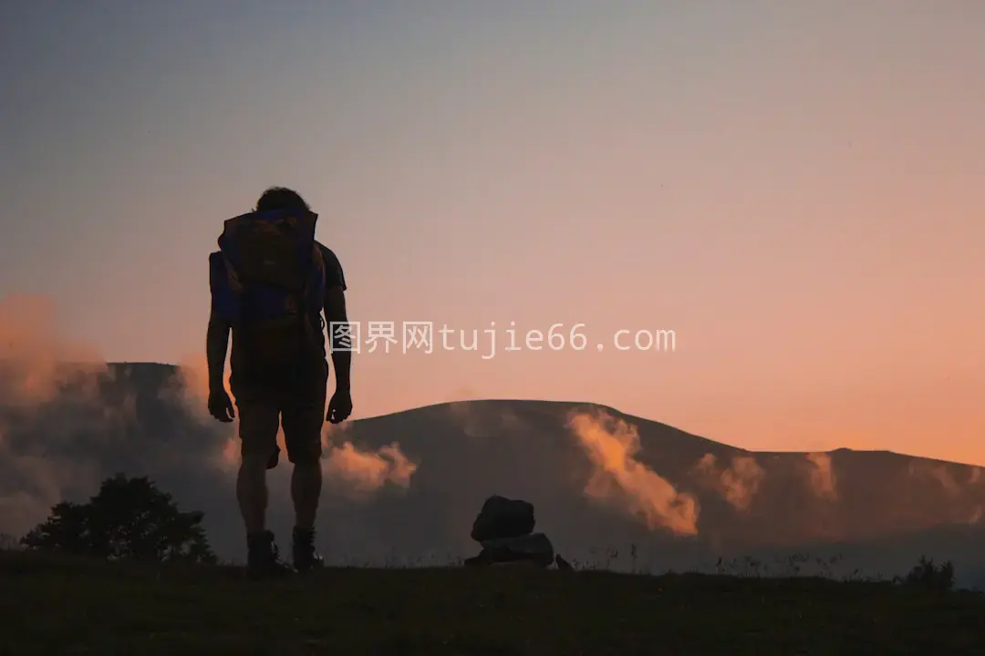 男性轮廓田野行山脉图片