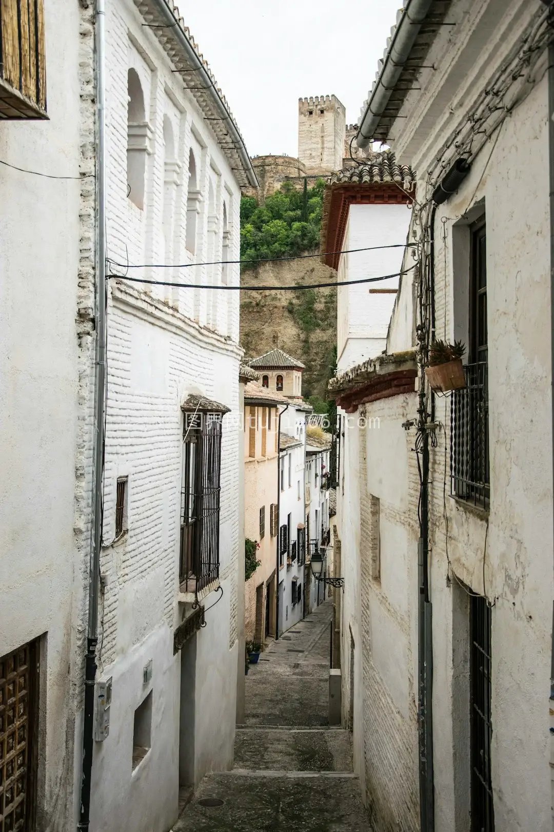 黑色电缆连建筑群 山丘景致图片