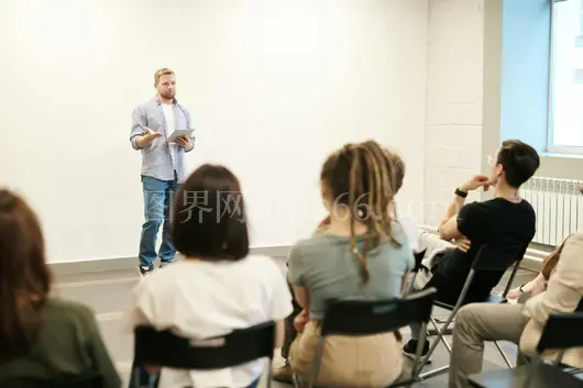男子室内展示平板电脑吸引小众