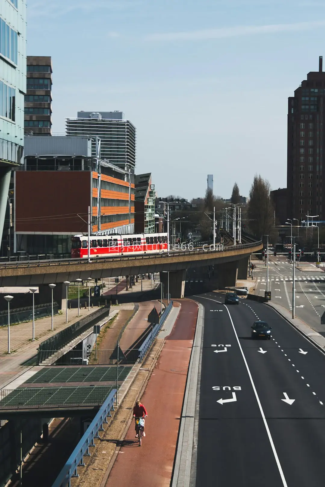 白天高速公路汽车风景照图片