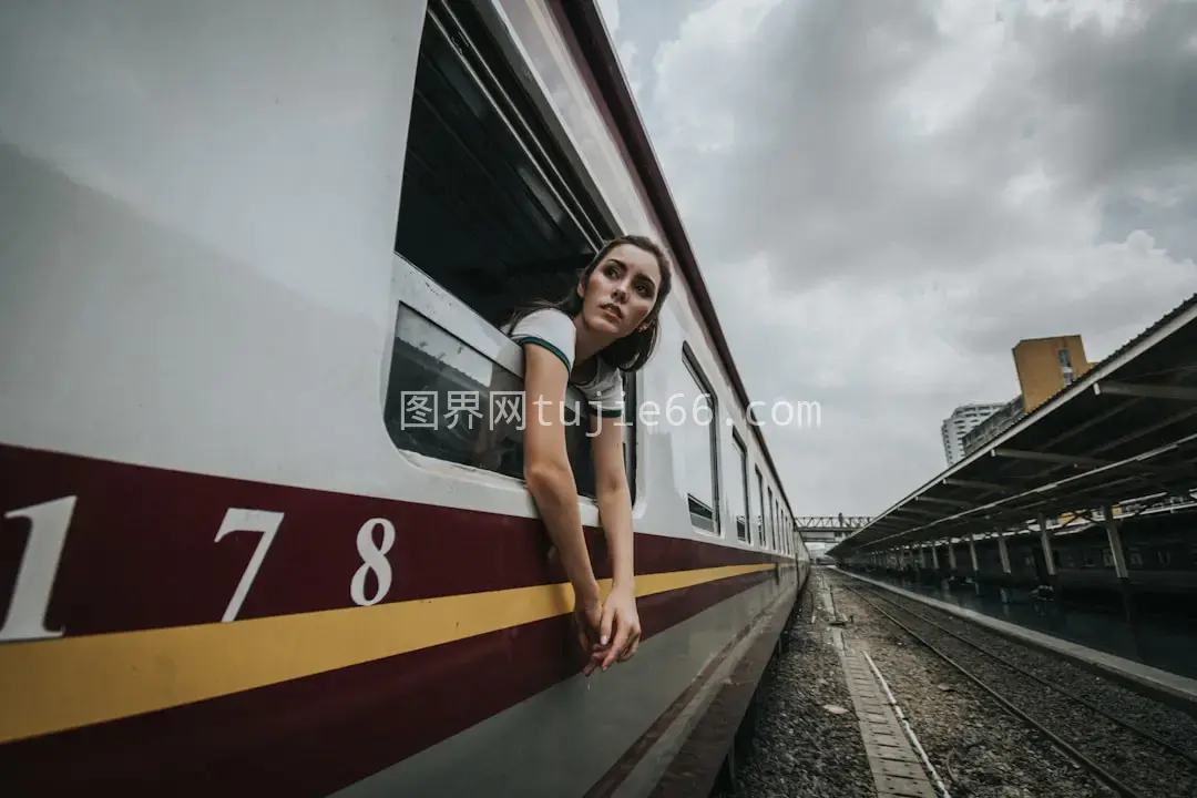 女性头部手部火车外景多云白天天空图片