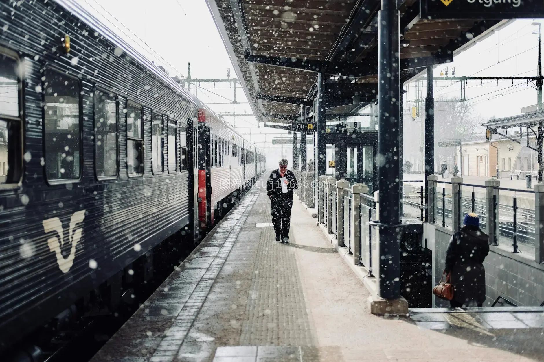 瑞典火车站雪地通勤者图片